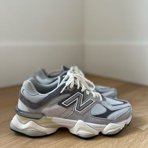 Like New New Balance Unisex 9060s Women's size 8/Men's size 6.5